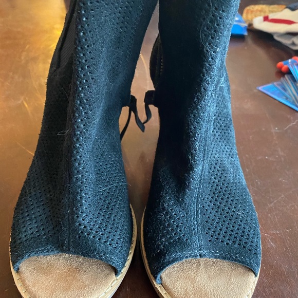 Tom’s Suede Booties - Picture 2 of 5